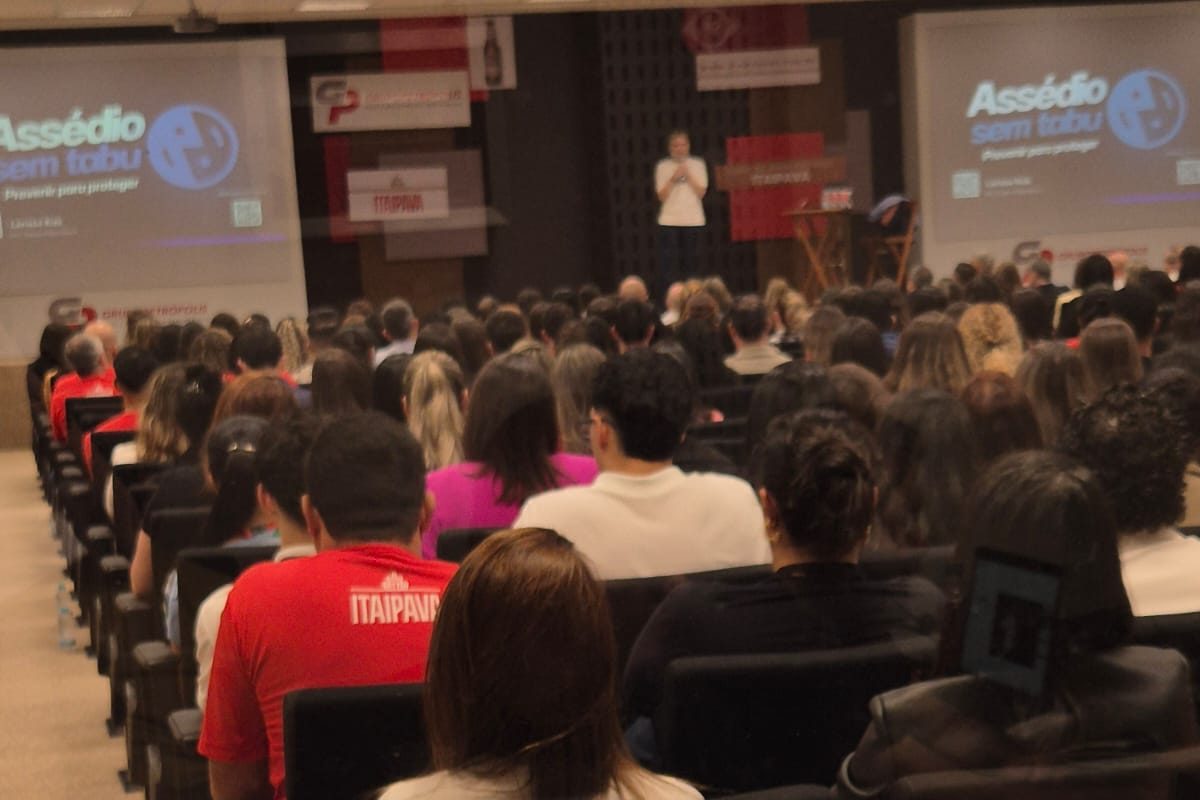 Palestra Assédio Sem Tabu no Grupo Petrópolis, auditório lotado com transmissão híbrida